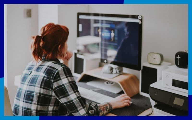 Ragazza seduta alla scrivania davanti al computer