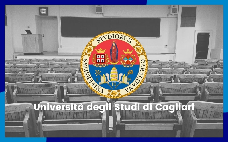 Interno di un aula, al centro dell'immagine vi è il logo dell'università di Cagliari