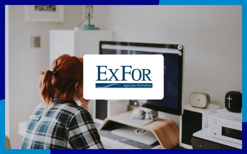 Ragazza al computer, al centro dell'immagine vi è il logo di Exfor
