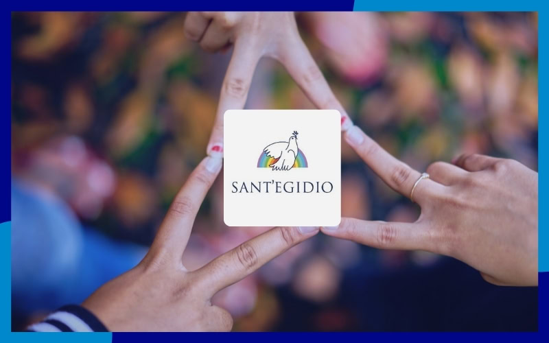 3 persone che fanno il simbolo della pace con le dita, al centro dell'immagine vi è il logo di Sant'Egidio