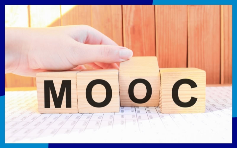 4 blocchetti di legno con ognuno una lettera a formare la parola 'mooc'