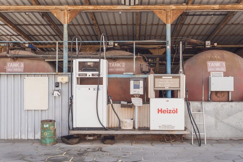 Aufnahme von Zapfsäulen für Diesel-Kraftstoff und Heizöl auf dem Betriebsgelände von Otto Grund in Zweibrücken.