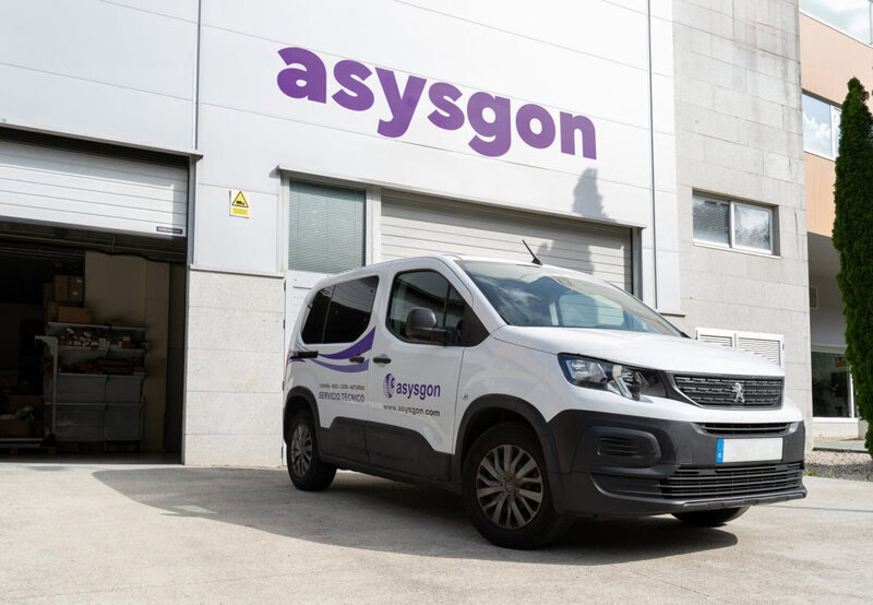 furgoneta de ASYSGON rotulada frente a nuestra nave de Vigo
