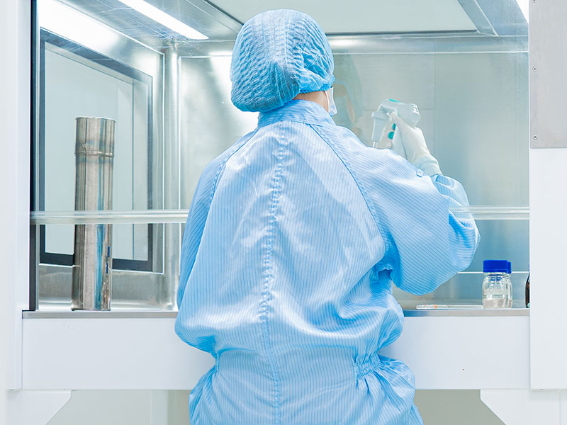 using-laminar-flow-800x600 pharmacist using laminar flow in sterile compounding