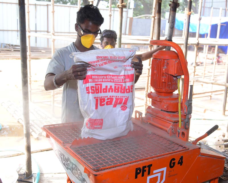 Preparing Ideal Sprayplast drymix plaster using spray plaster machine on site