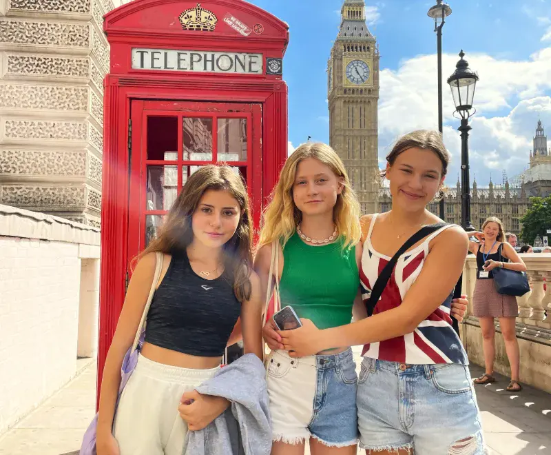 FHC Sprachreisen - Schüler vor Big Ben und Telefonzelle in London