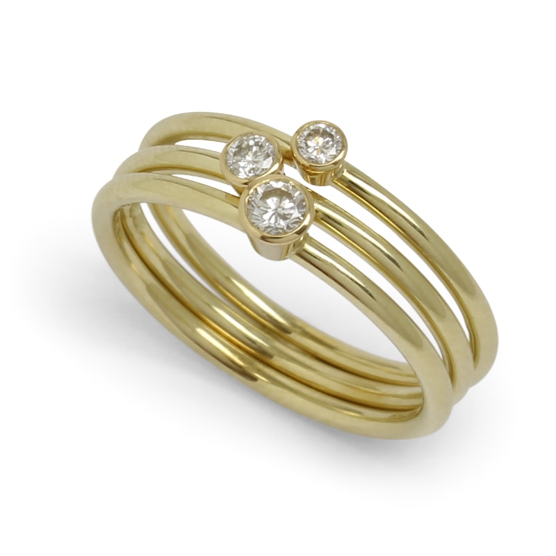 Gold solitaire ring with diamond