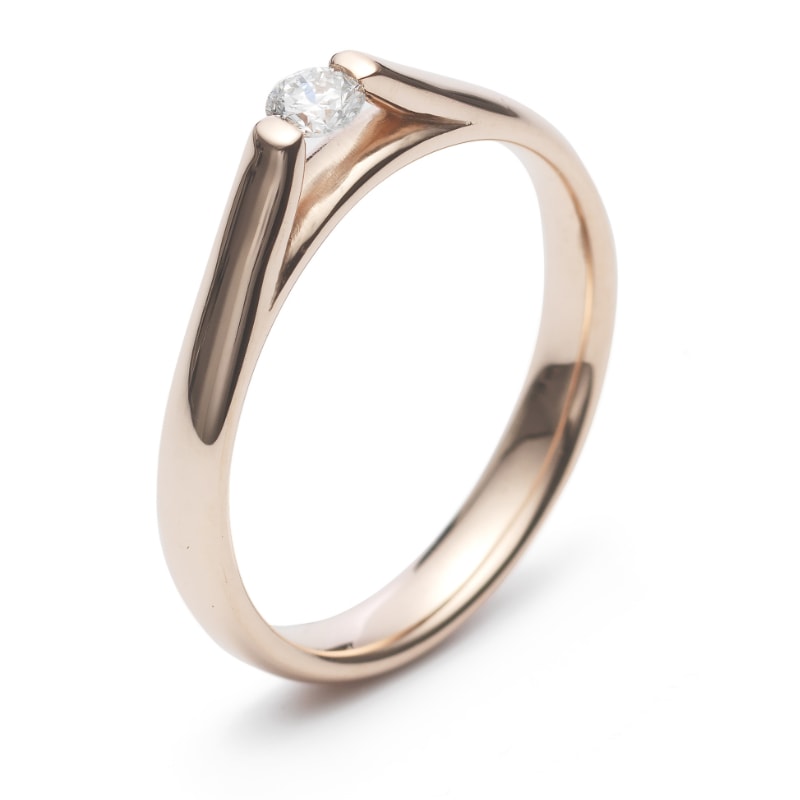 Roodgouden solitairring "Mezzo" met een diamant in klemzetting