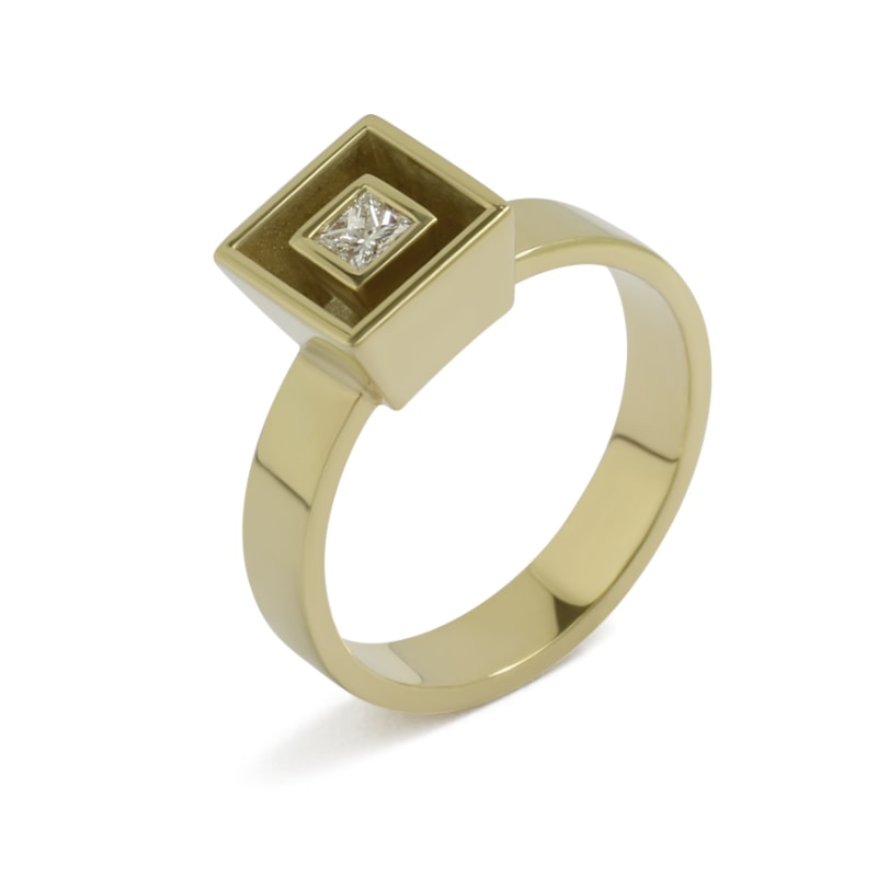 Stoere geelgouden ring met princess geslepen diamant