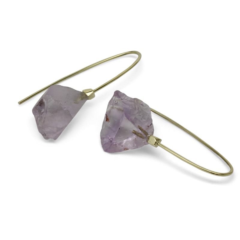 Geelgouden oorhangers met ruwe amethyst