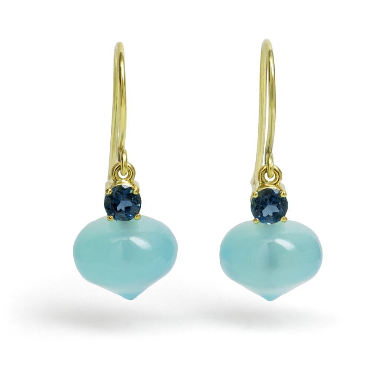 Geelgouden oorhangers met calcedoon en blauwe topaas