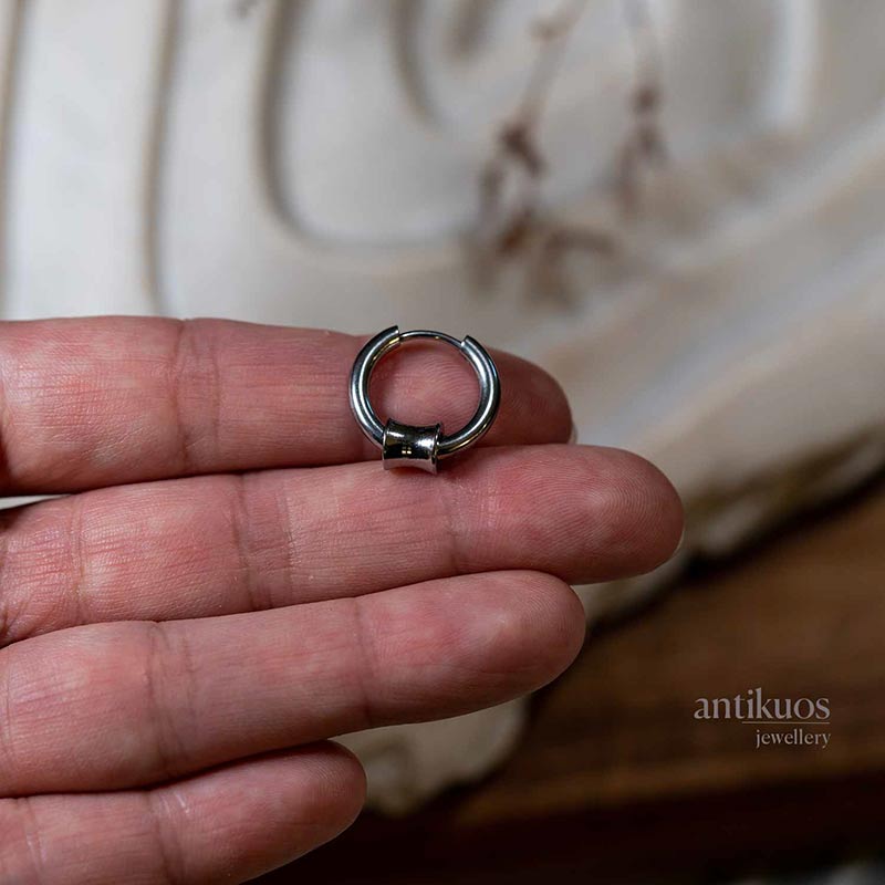 Minimal hoop earring - Image 2