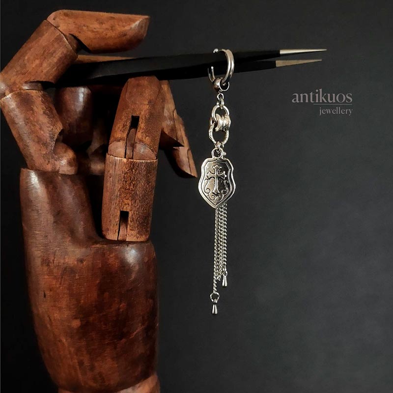 Shield and Chains earring - Image 3