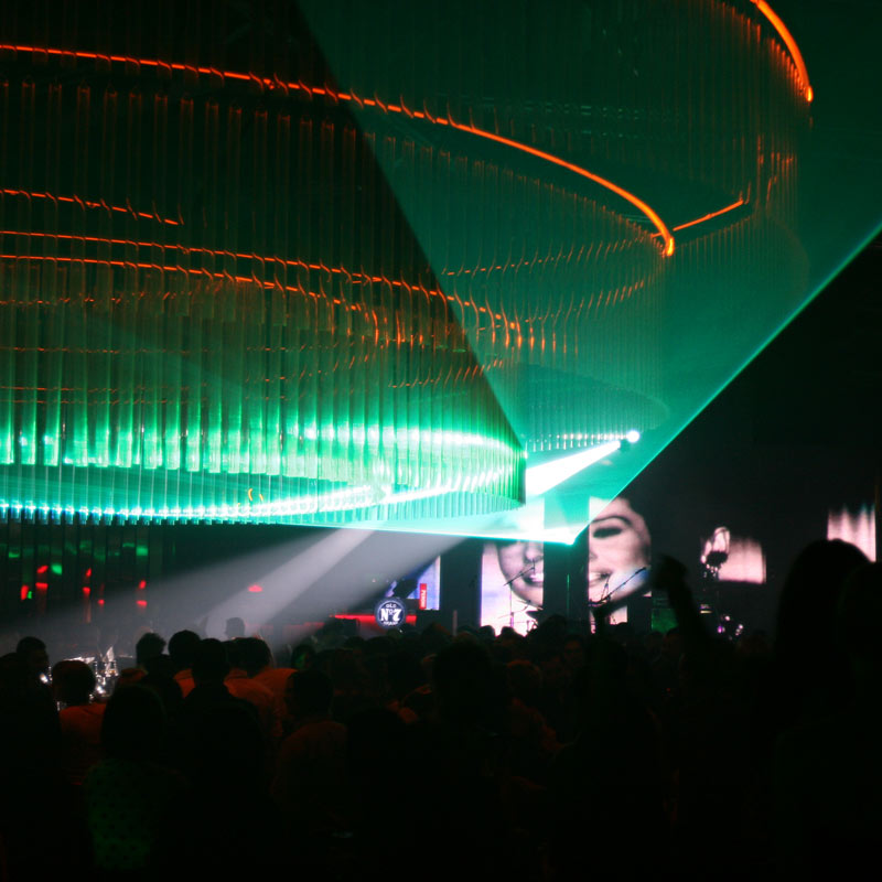 Efecte de lumină laser deasupra publicului, la un eveniment