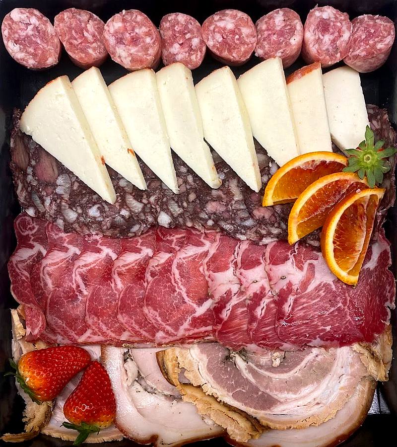 Al momento stai visualizzando Tagliere toscano di Natale: cosa mettere, quanto prenderne e come servirlo