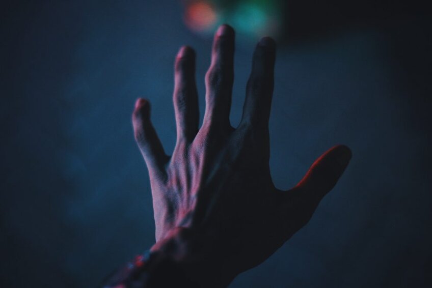 hand low light photography