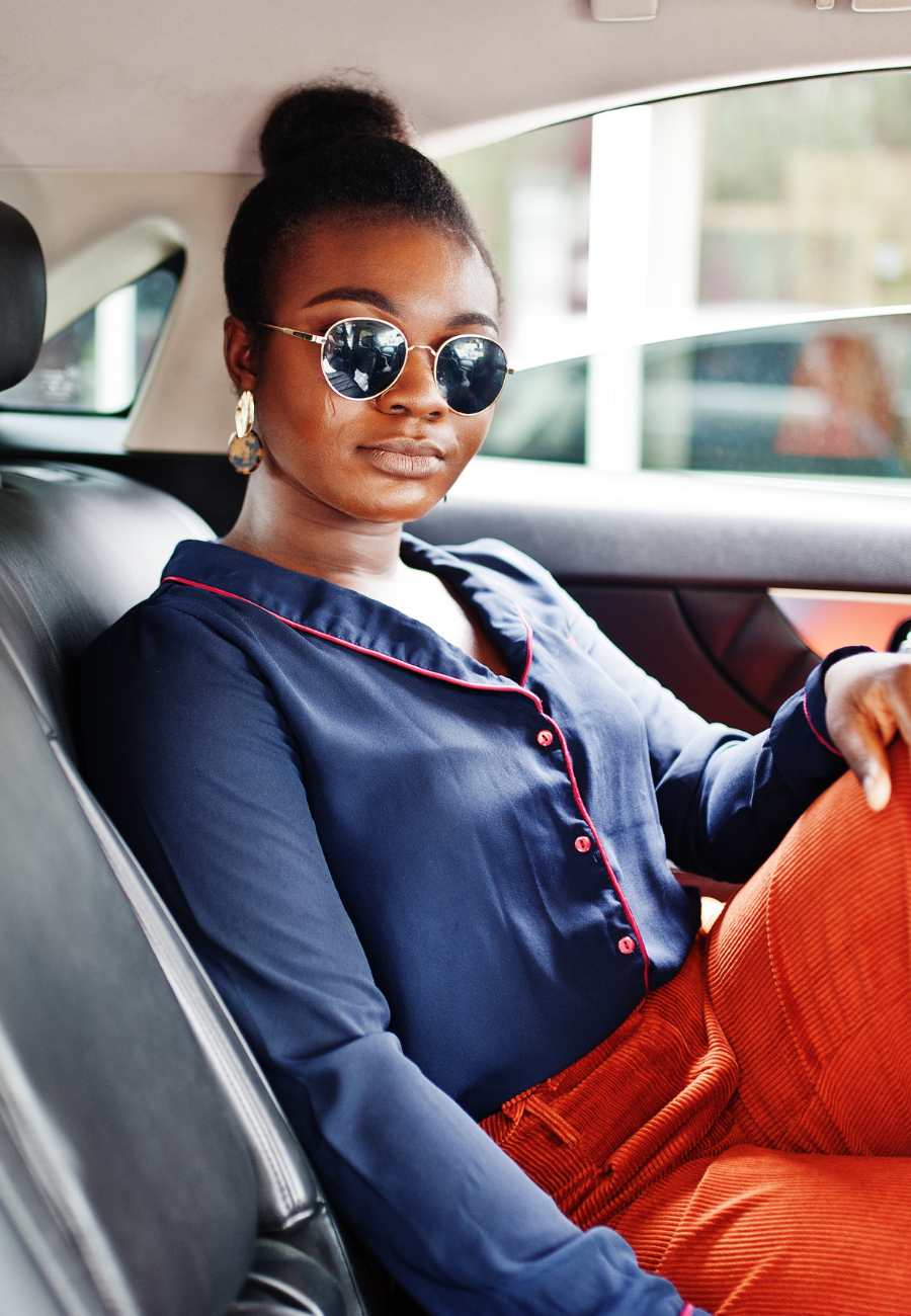 look expensive traveling, woman traveling
