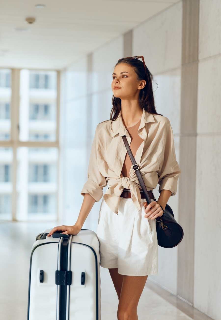 look expensive traveling, woman traveling