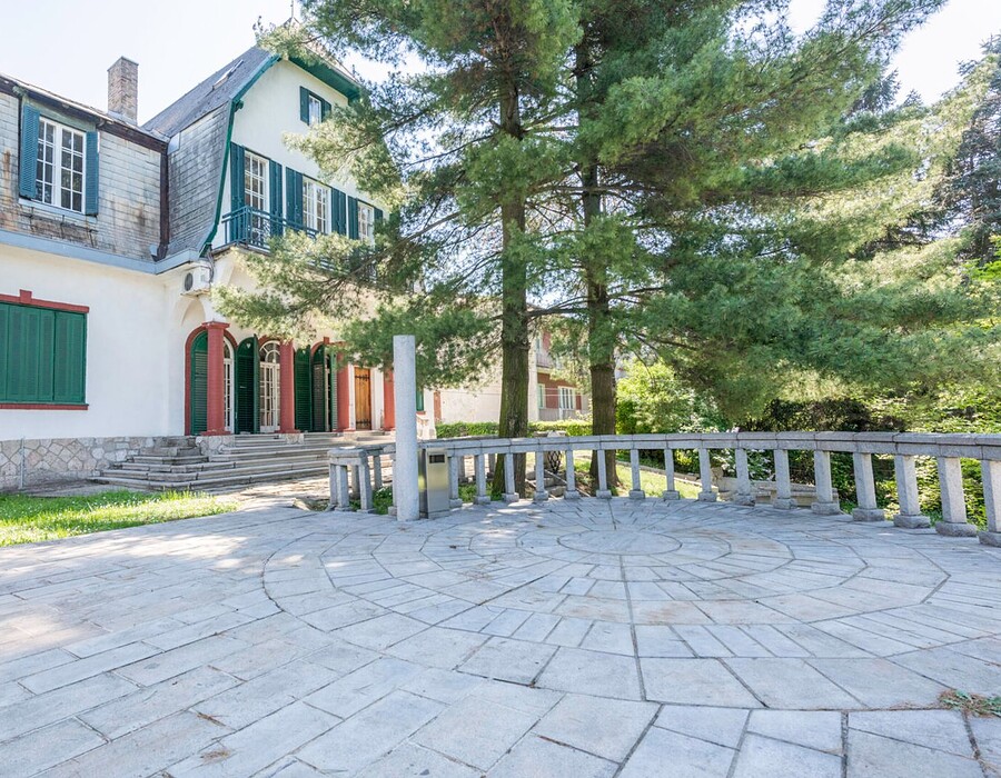 Predratna vila i zelenilo Bloom Meeting House