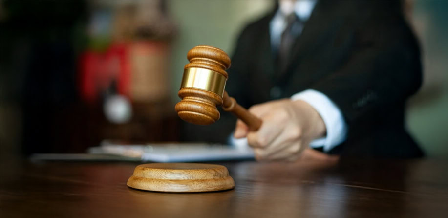 Praktikum am Landgericht - Vor Gericht, Richter schlägt Hammer