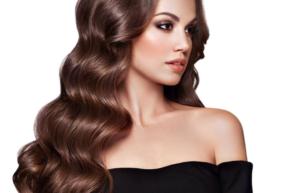 A fotón egy nő lázható gyönyörű hullámos hosszú barna hajjal.