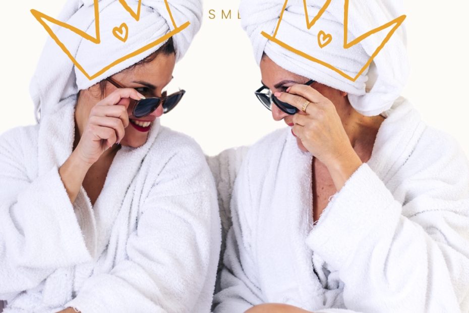 A képenkét boldog hölgy látható köntösben, fejükön korona.