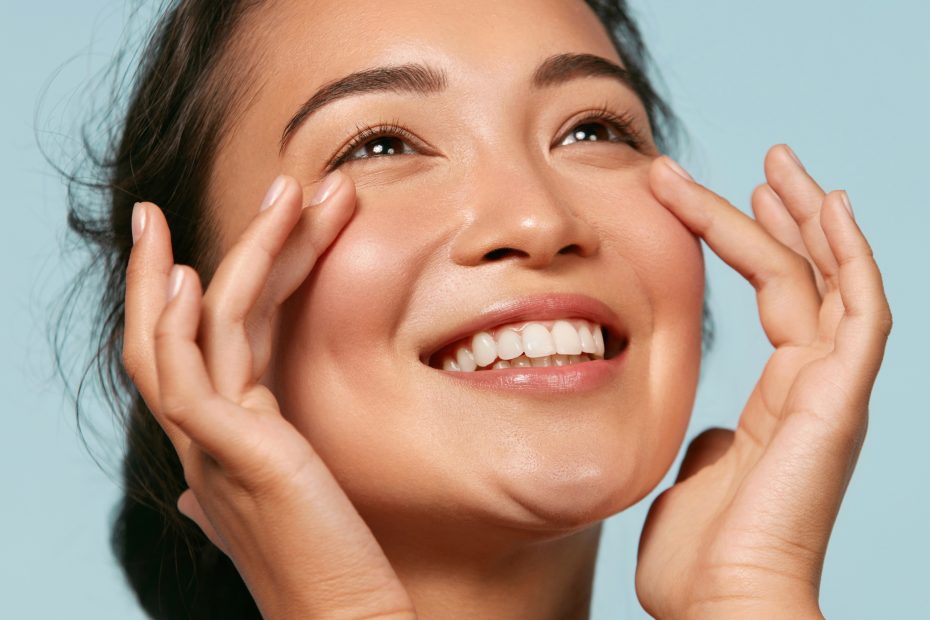 A fotón egy szép, mosolygós hölgy látható, az arca le van barnulva.