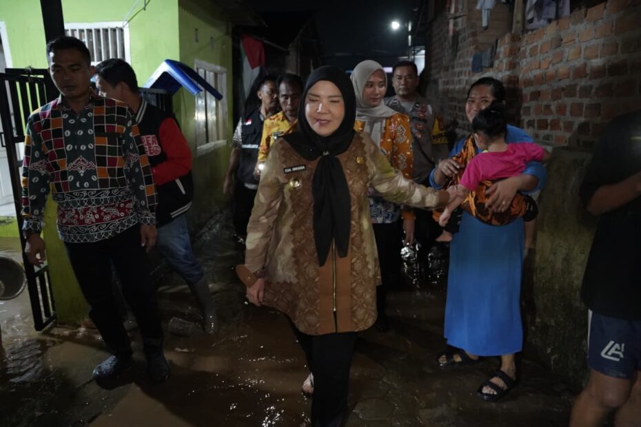 Wali Kota Eva Dwiana Salurkan Bantuan Korban Banjir di Way Halim Bandar Lampung