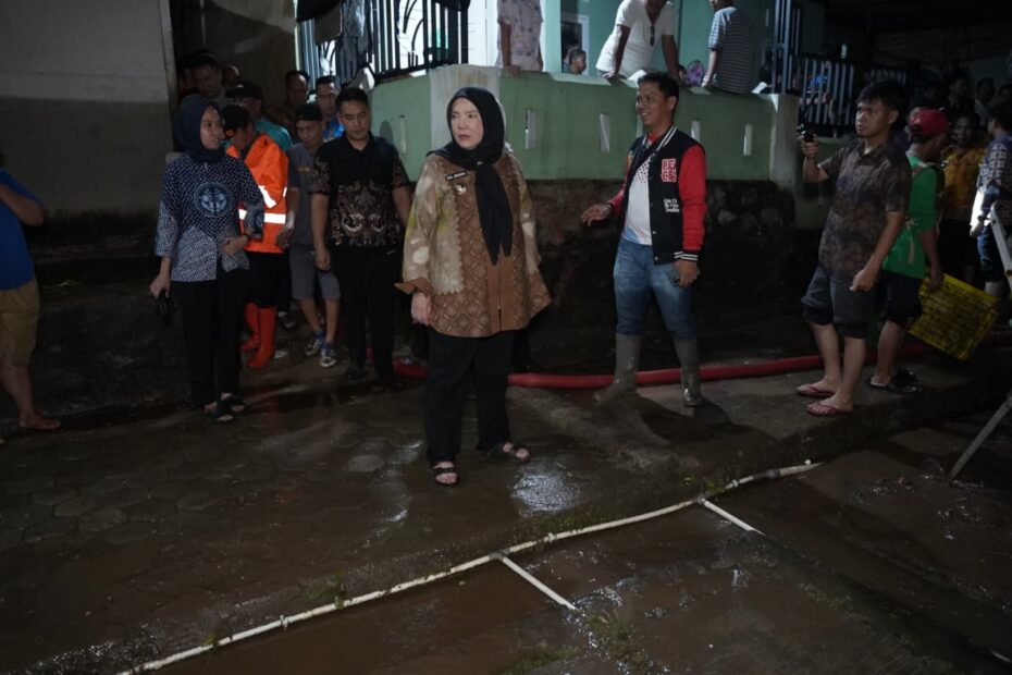 Wali Kota Eva Dwiana Salurkan Bantuan Korban Banjir di Way Halim Bandar Lampung