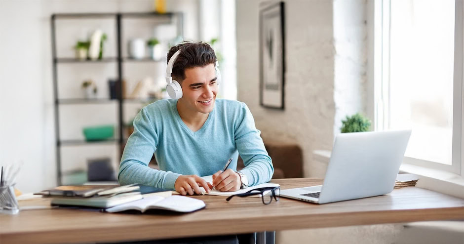 Bewerber am PC im virtuellen Vorstellungsgespräch