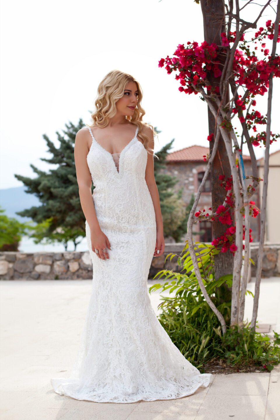 Γοργονέ νυφικό όλο δαντέλα με ουρά