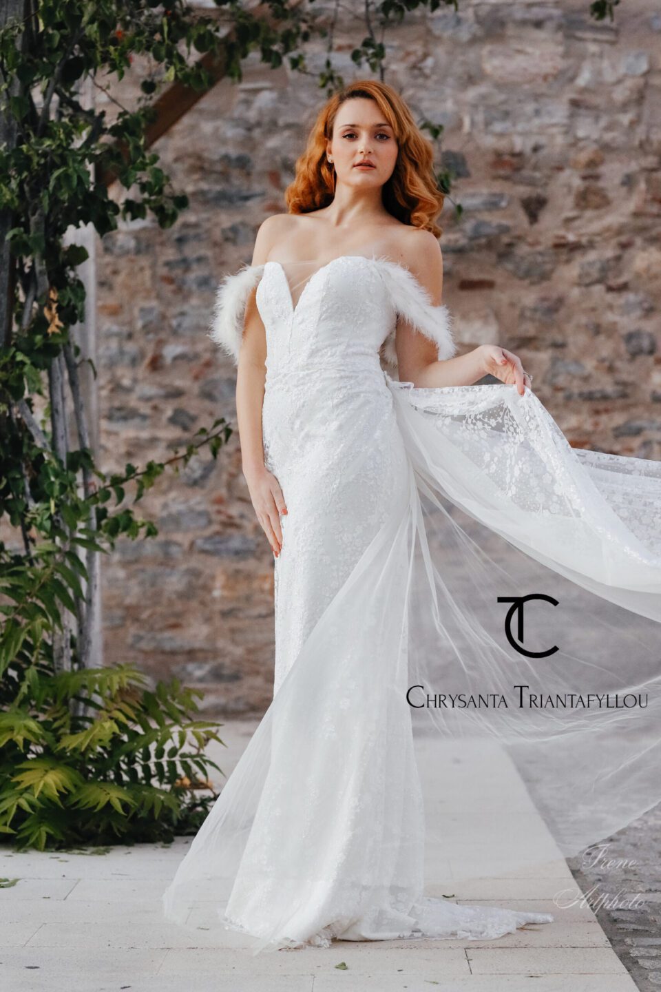 Nυφικό σε oλοκέντητη δαντέλα με πέρλα