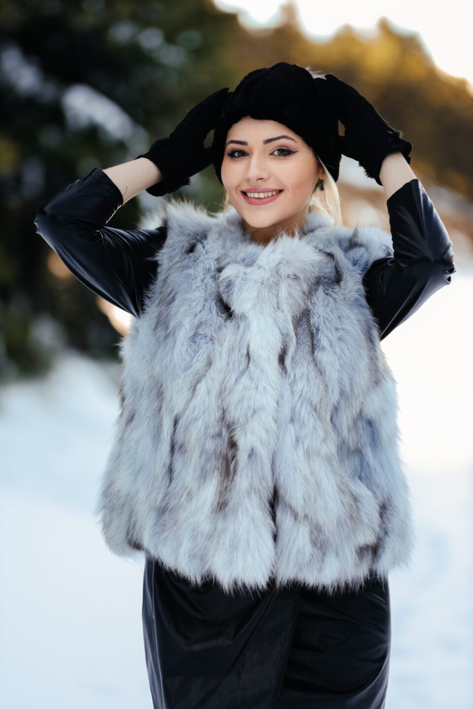 Γούνινo γιλέκο Canadian Fox σε μπλε σιέλ. One size που καλύπτει Small- Large. Μια χειροποίητη φυσική γούνα εξαιρετικής ποιότητας κατασκευασμένη στην Καστοριά