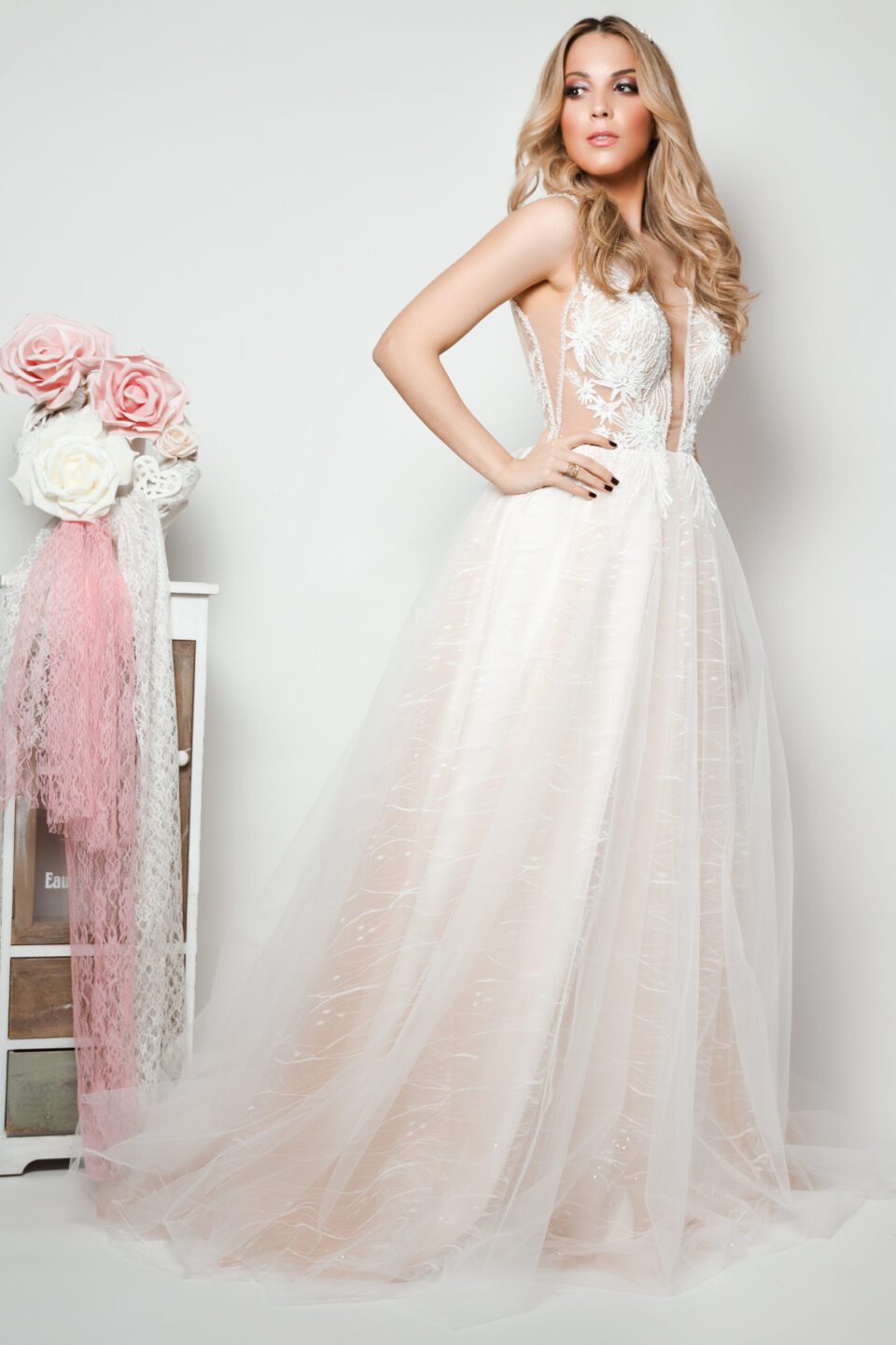 Εντυπωσιακό Νυφικό με μπούστο δαντέλα και υπέροχη πλάτη