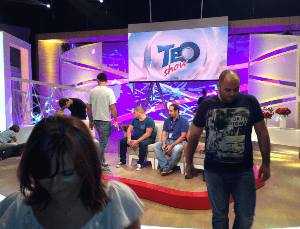 Ecran LED folosit ca decor într-un platou de televiziune, pregătit pentru filmare