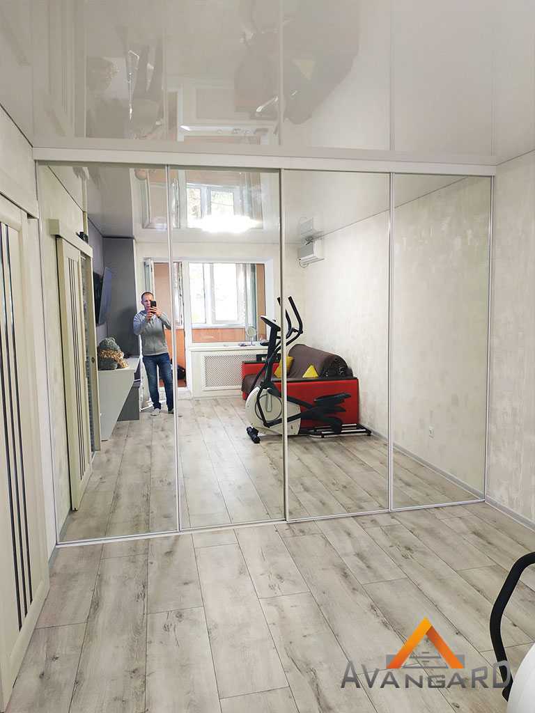 Зеркальный шкаф купе