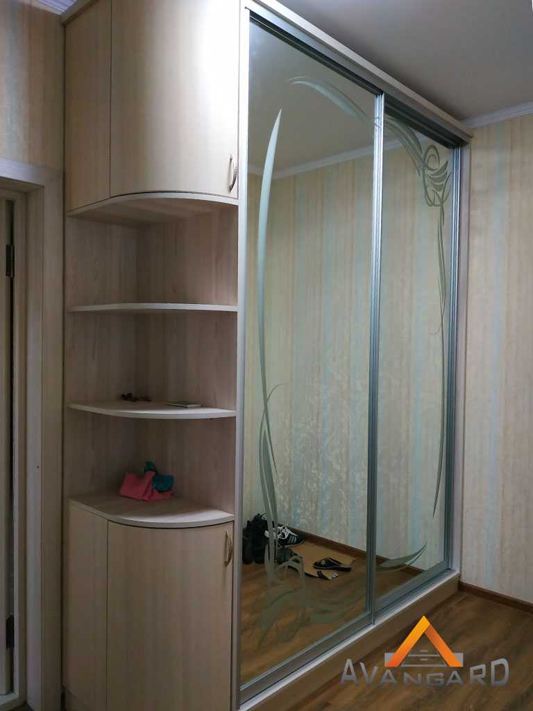 Шкаф купе с зеркалом