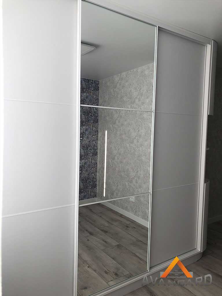 Комбинация зеркала и мдф в шкаф купе