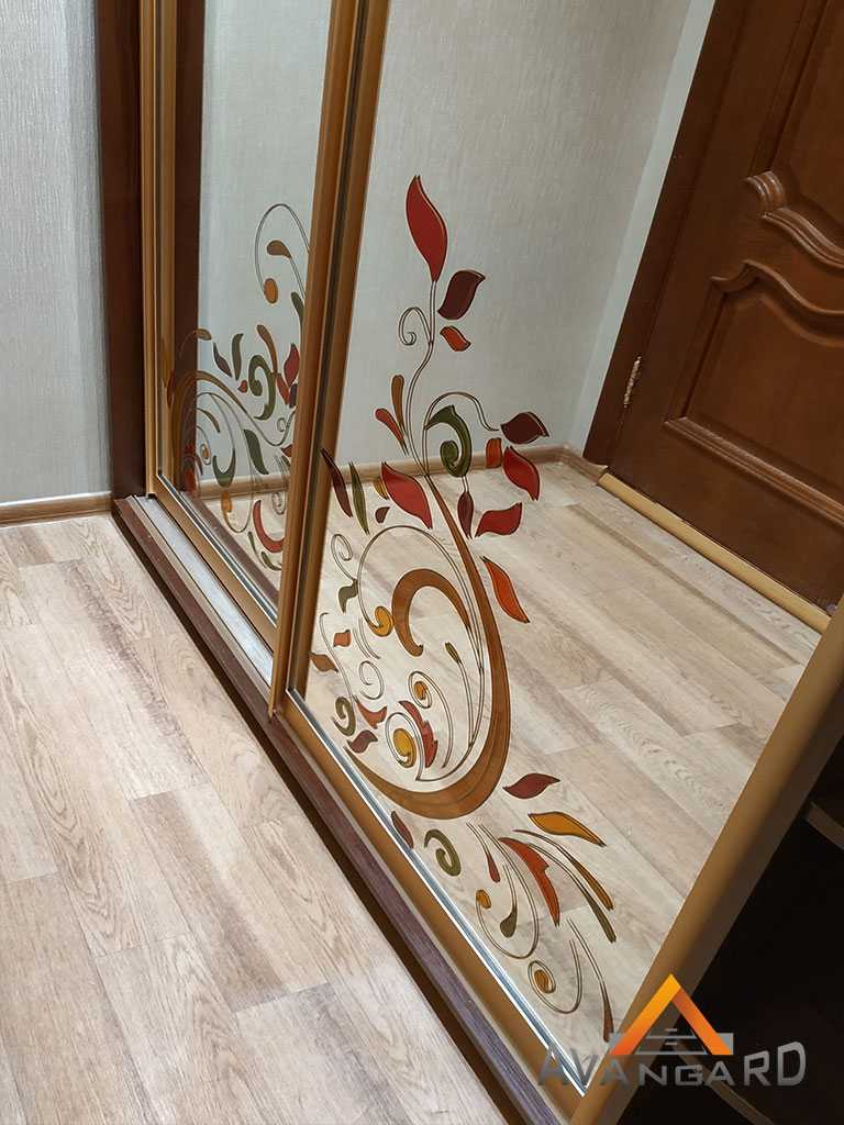 витраж на шкафе купе