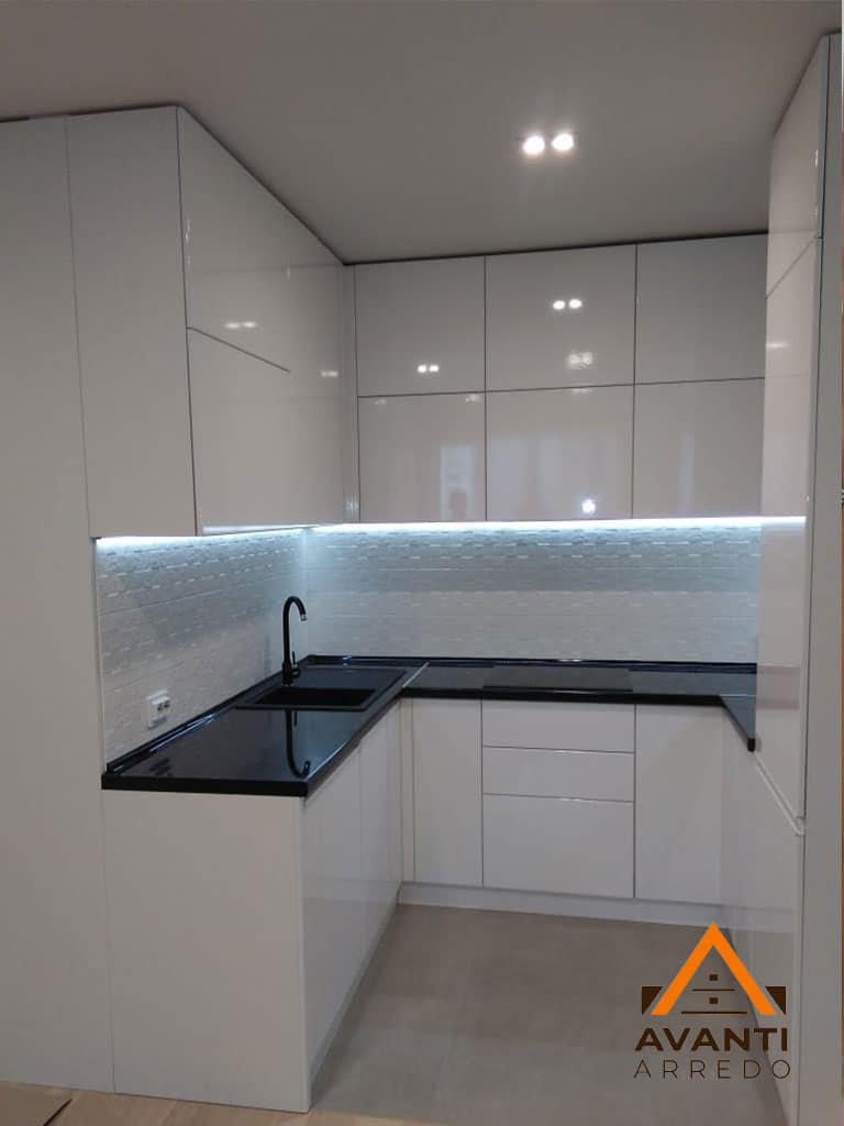 Montaggio cucina moderna angolare a Tolentino