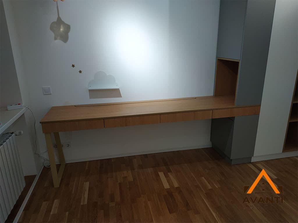 Montaggio scrivania e mensola in legno su misura a Recanati