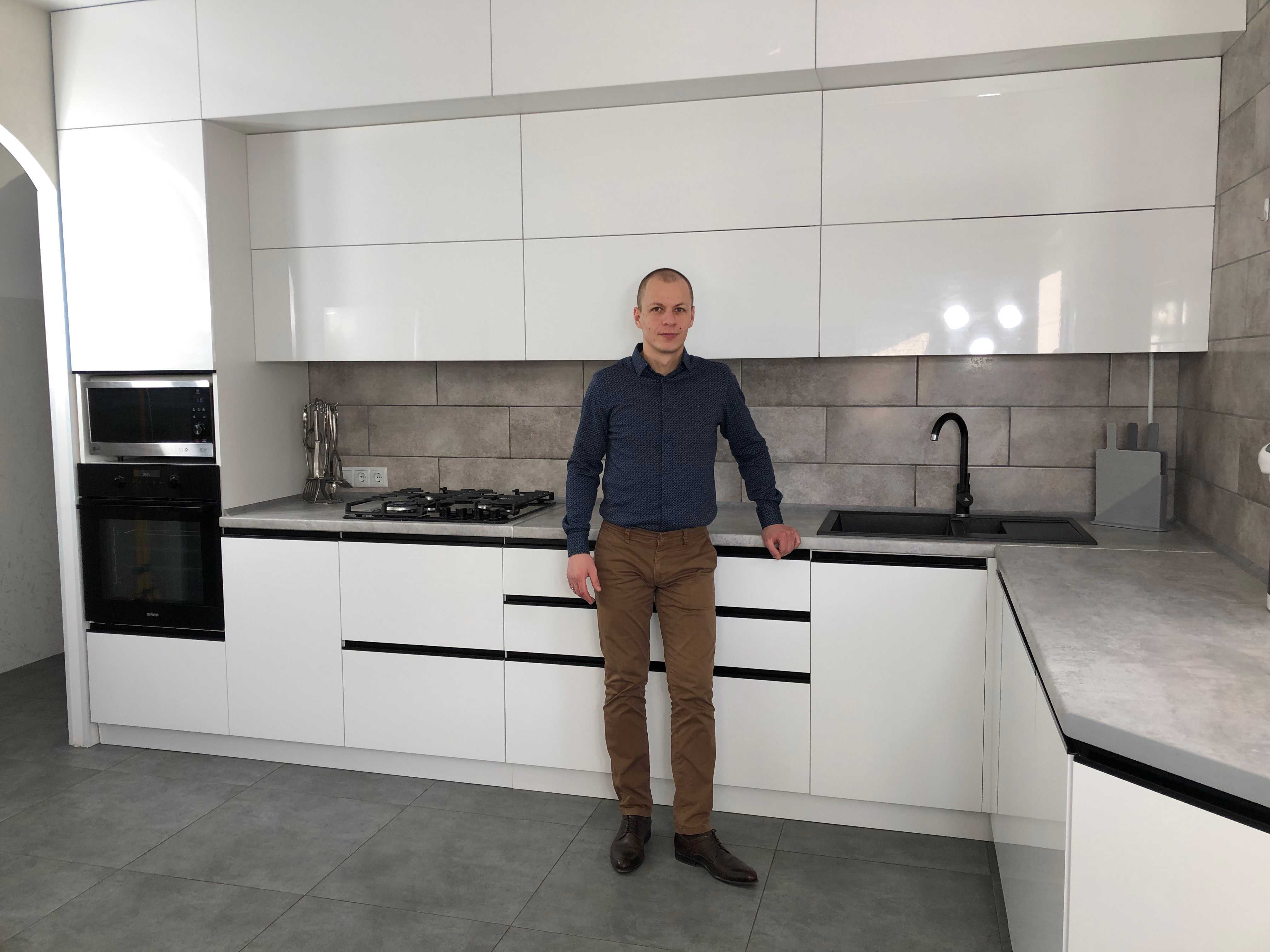 Cucina moderna bianca con top effetto cemento installata da Avanti Arredo nelle Marche