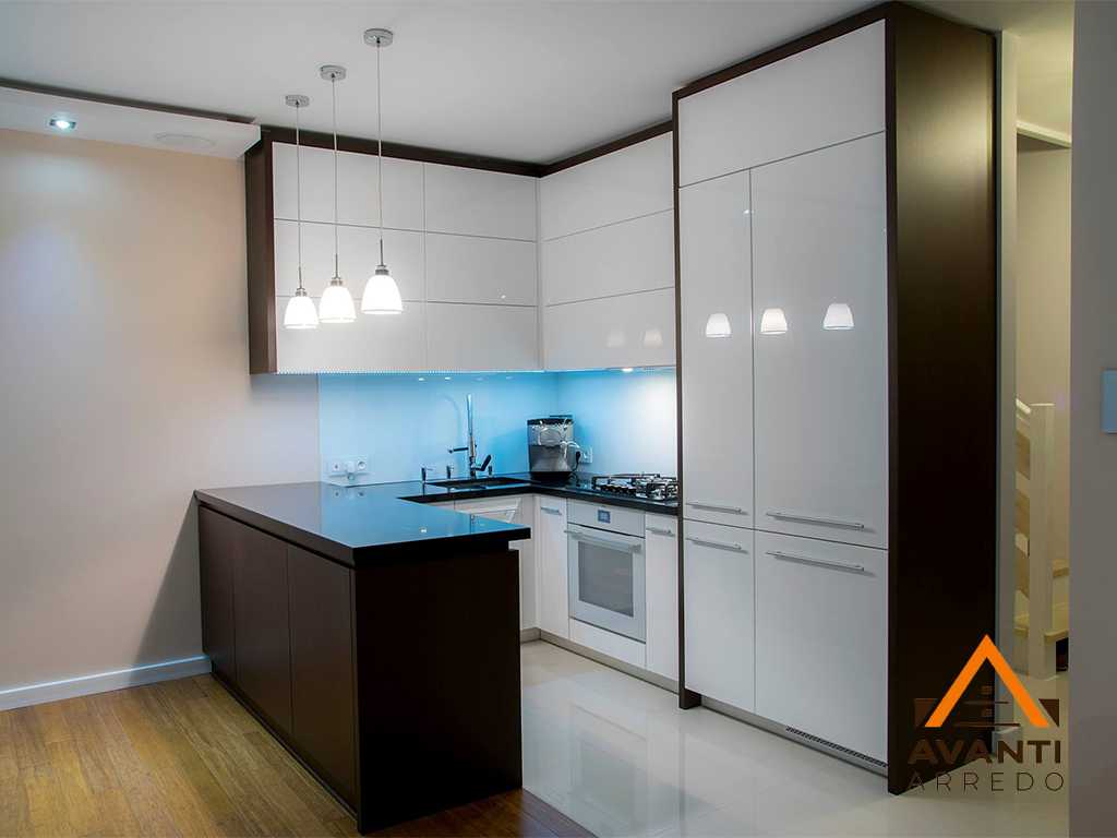 Montaggio di una cucina angolare moderna ad Ancona con colonna forno