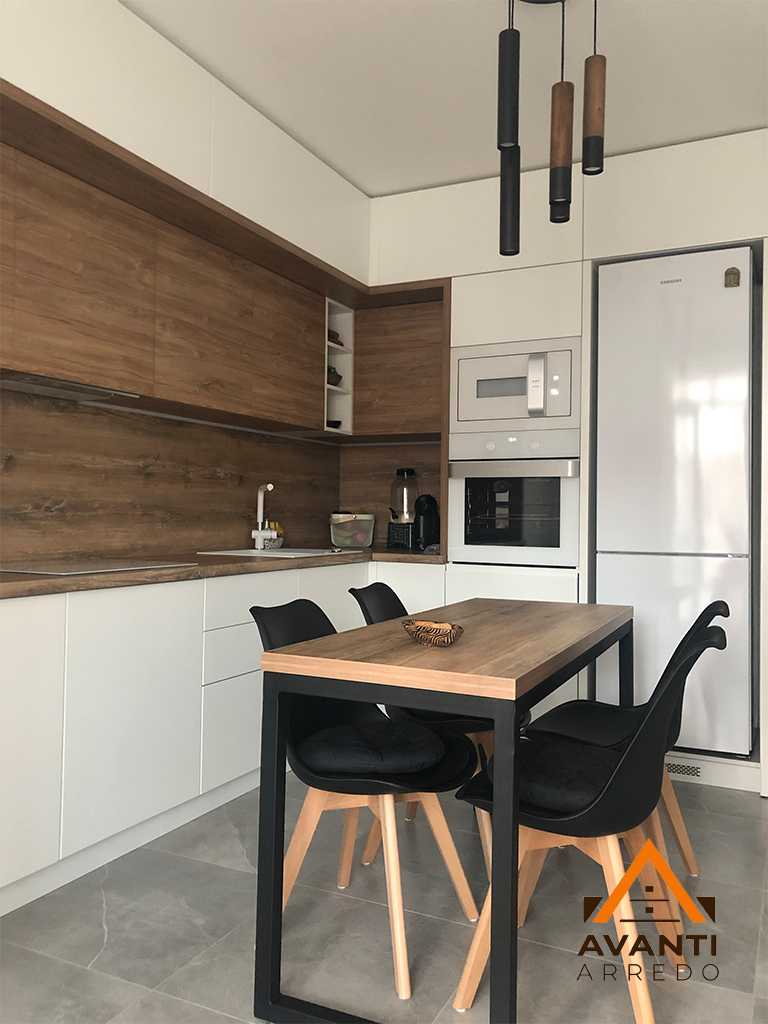 Montaggio cucina moderna con finiture in legno a Osimo