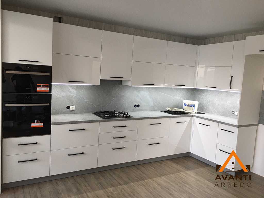 Installazione cucina lineare bianca a Camerano - Avanti Arredo