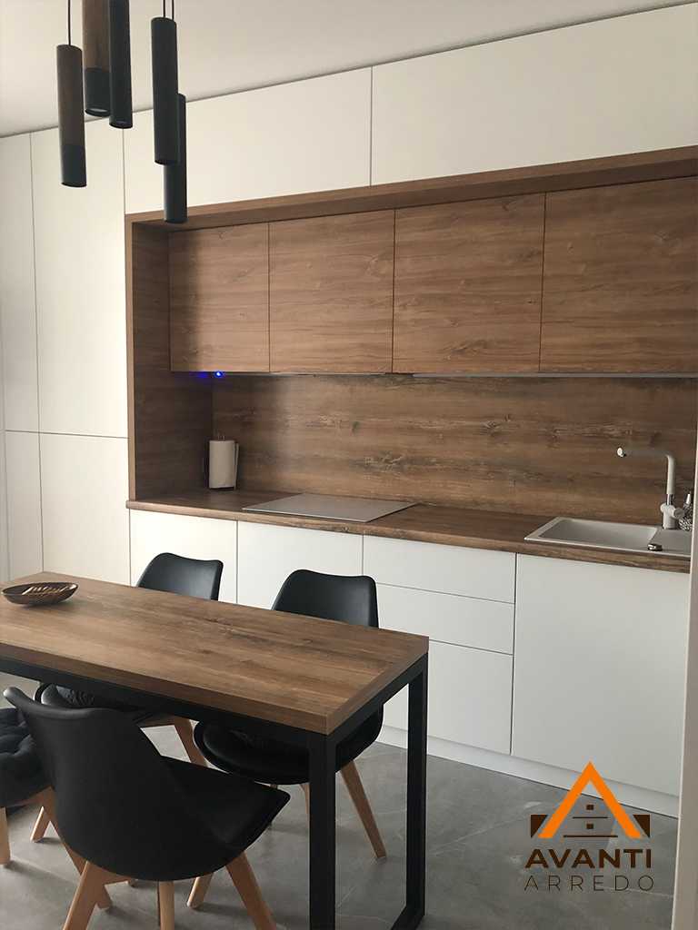 Installazione cucina moderna con pannelli a parete a Macerata