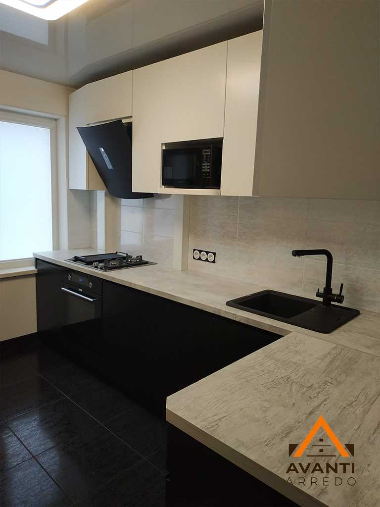 Installazione cucina con basi scure a Porto Recanati