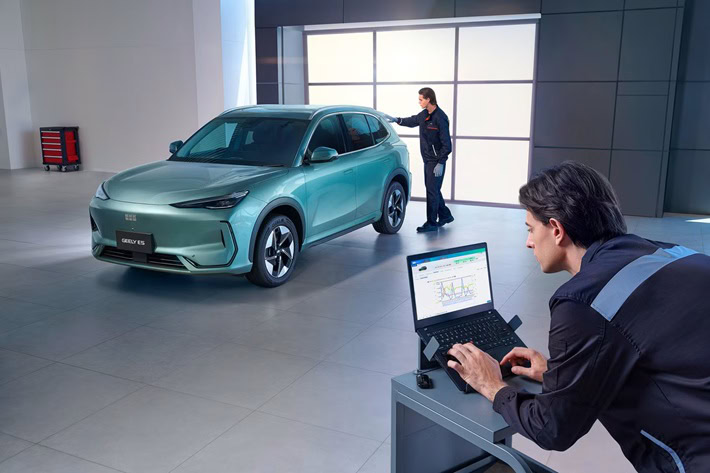 Pracownicy serwisu przy samochodzie GEELY