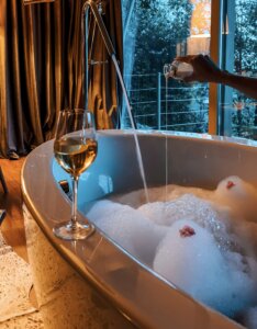 um brinde, uma banheira, uma tenda de luxo, tudo no carmo's