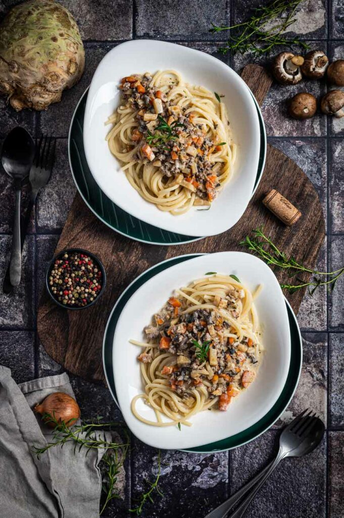 Das Rezept für eine weiße Bolognese Soße zu Nudeln mit Gemüse, Sahne, Creme Fraiche und vor allem Estragon.